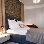 Royale Sundance 225 Infinity Pool & Mamaia Nord Apartment