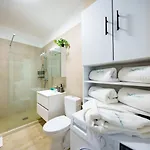 Royale Sundance 225 Infinity Pool & Mamaia Nord Apartment Navodari
