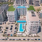 Royale Sundance 225 Infinity Pool & Mamaia Nord Apartment *