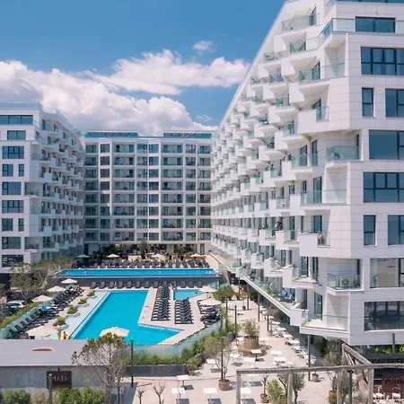 Royale Sundance 225 Infinity Pool & Mamaia Nord