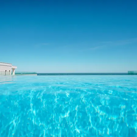 Royale Sundance 225 Infinity Pool & Mamaia Nord *